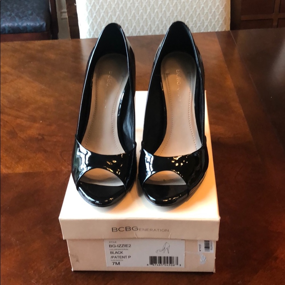 BCBG Black Patent Leather Peep Toe Pumps 7